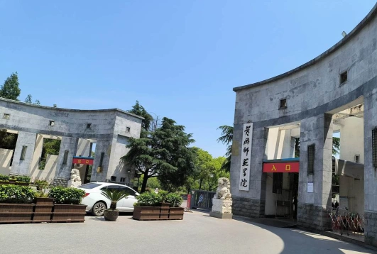 黄冈大学